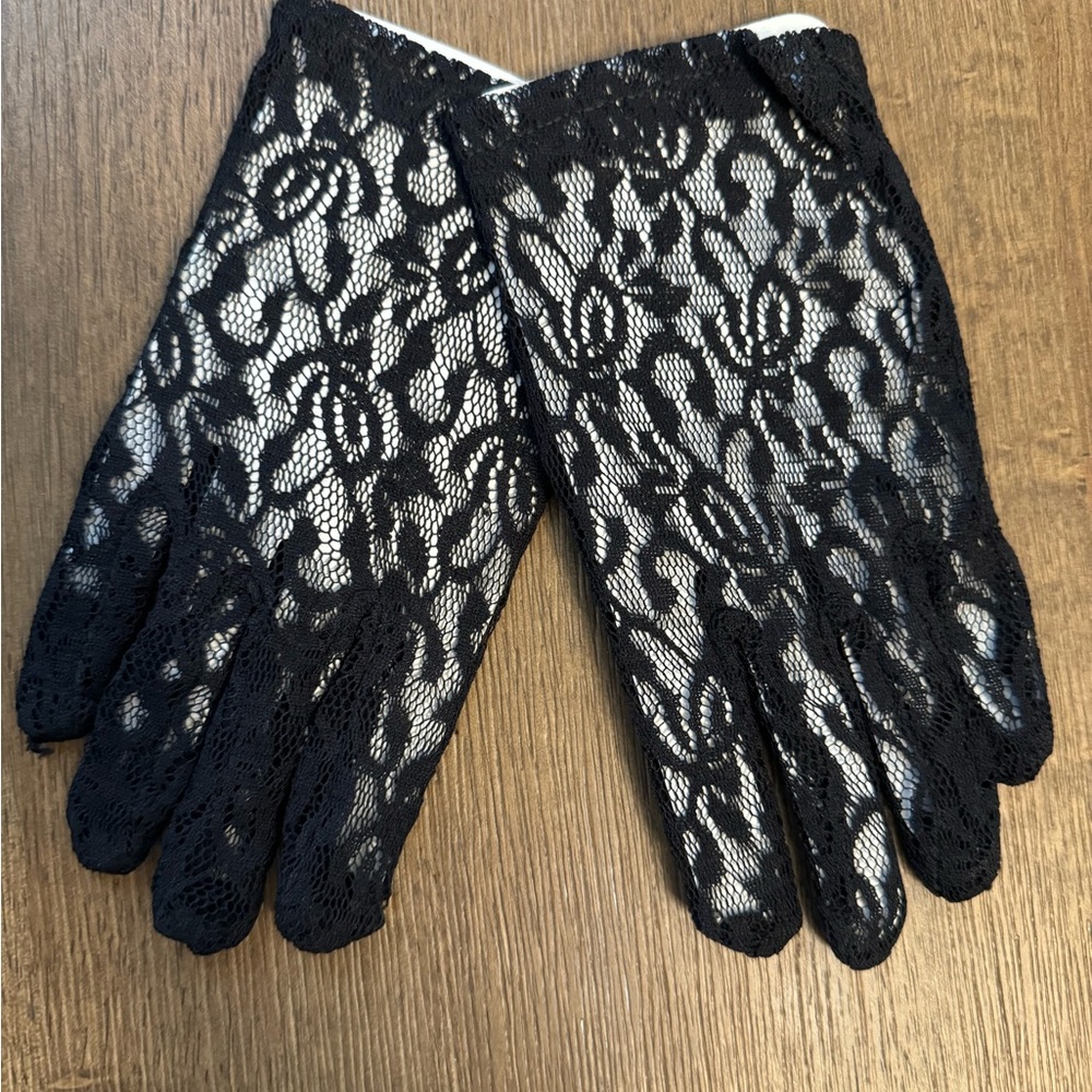 Elegant Black Lace Gloves